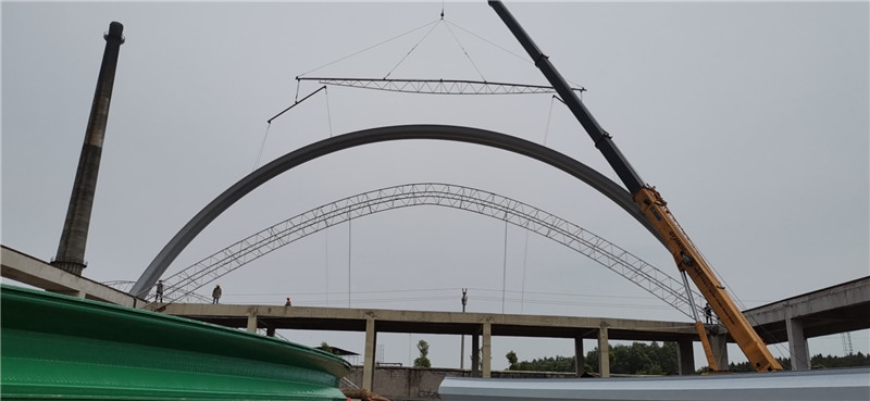 郴州40面跨无梁拱形屋顶正在吊装施工