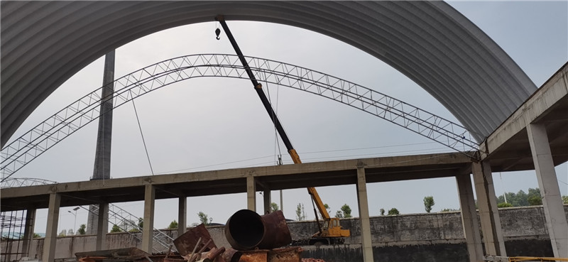 郴州40面跨无梁拱形屋顶正在吊装施工2020-05-20 181236.jpg