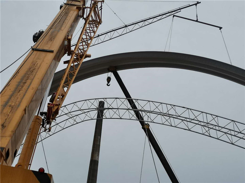 郴州40面跨无梁拱形屋顶正在吊装施工2020-05-20 105958.jpg