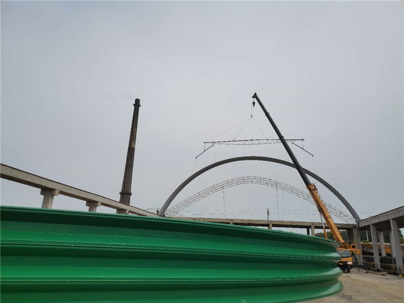 郴州40面跨无梁拱形屋顶正在吊装施工2020-05-20 100544.jpg